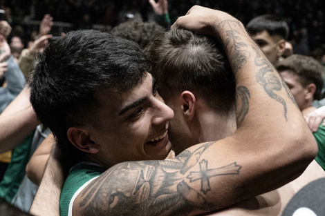 Emanuel Ginóbili y otras figuras del básquet se rindieron ante el increíble triple de Emiliano Lezcano